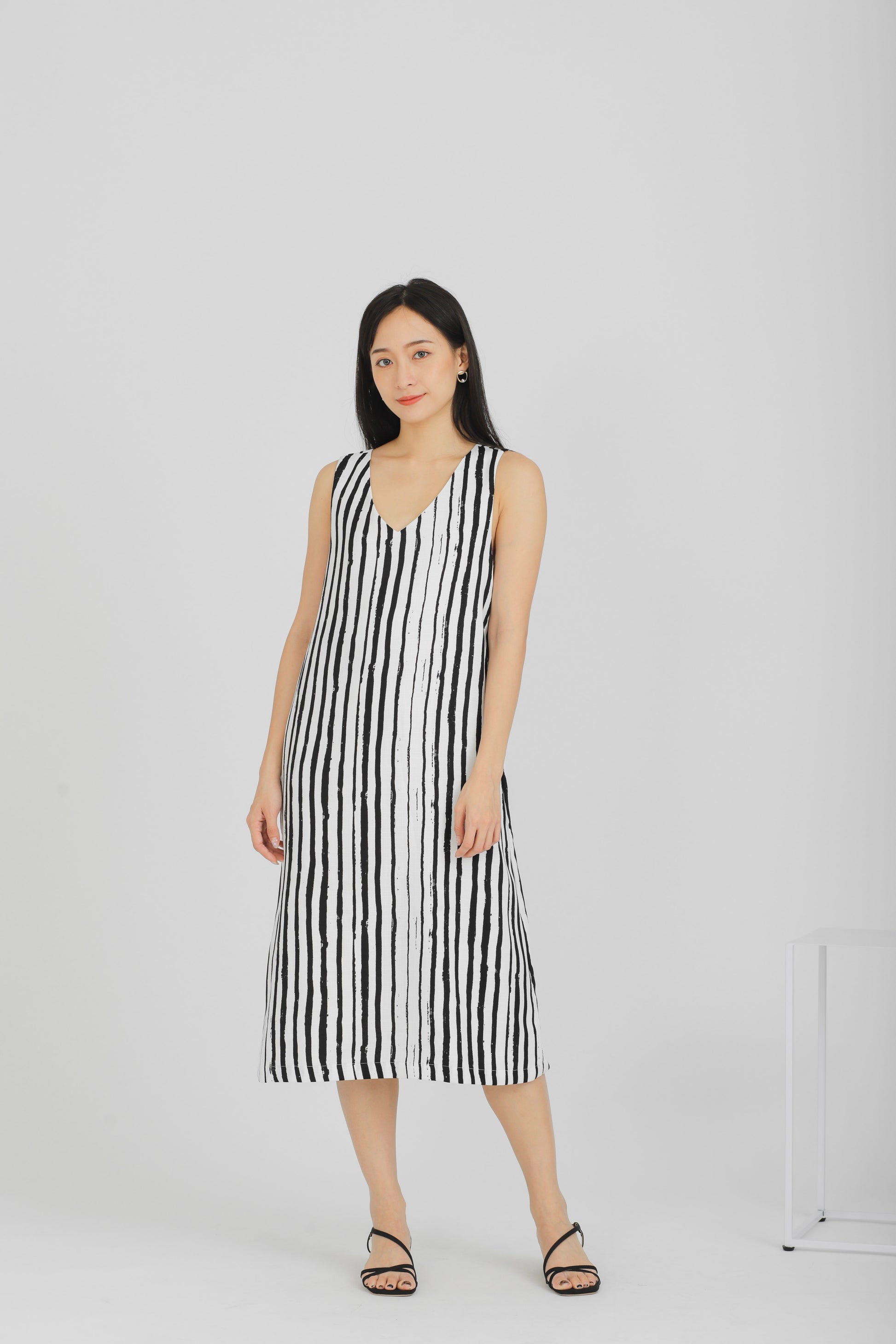 Aerilyn V Neck Shift Dress - Black