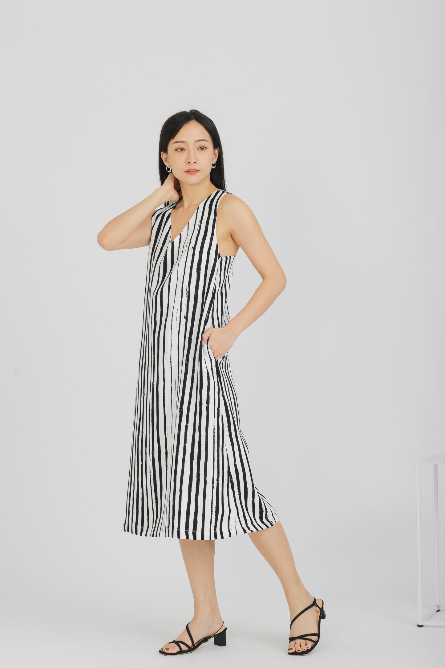 Aerilyn V Neck Shift Dress - Black
