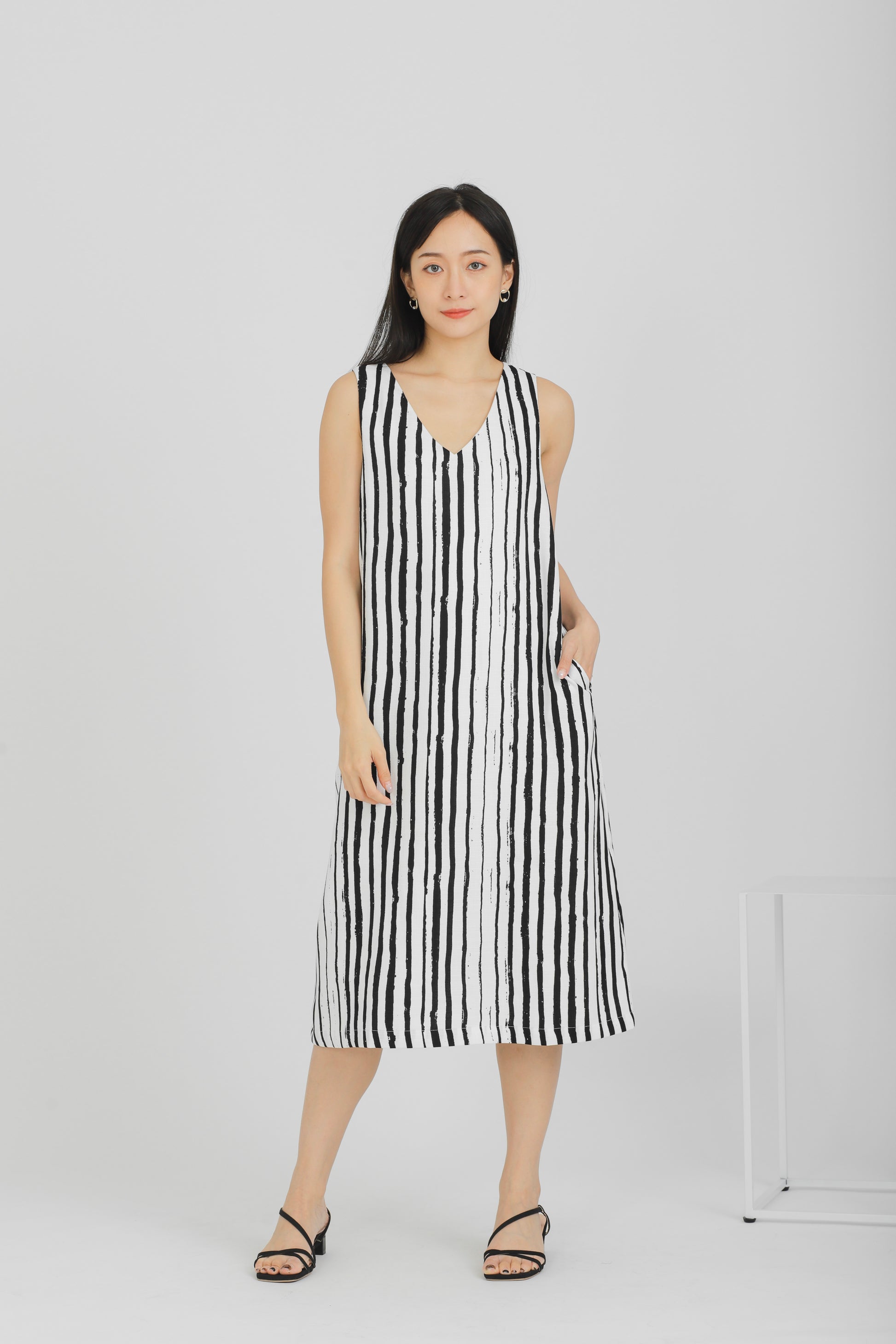 Aerilyn V Neck Shift Dress - Black