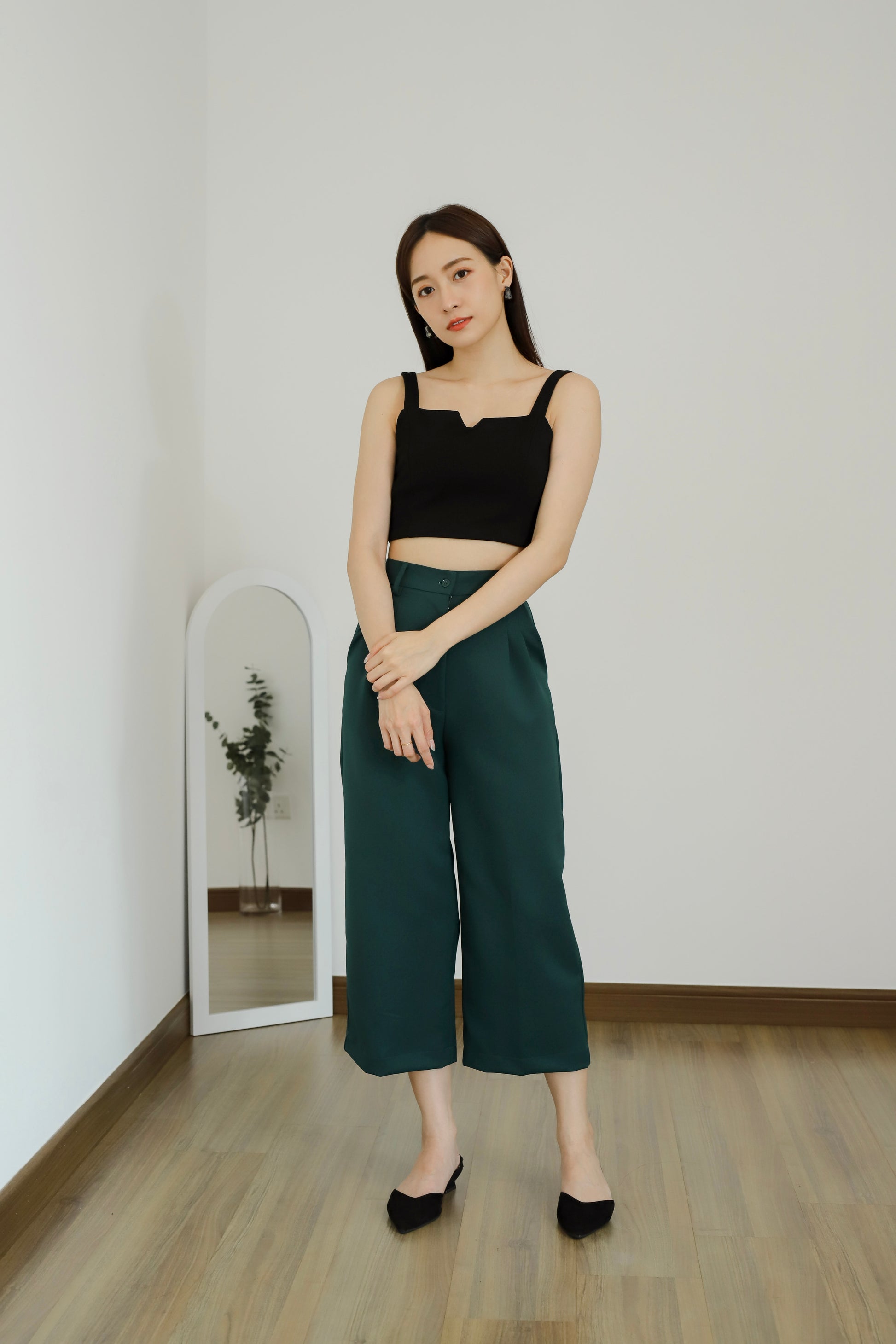 Vera Cropped Tank Top - Black