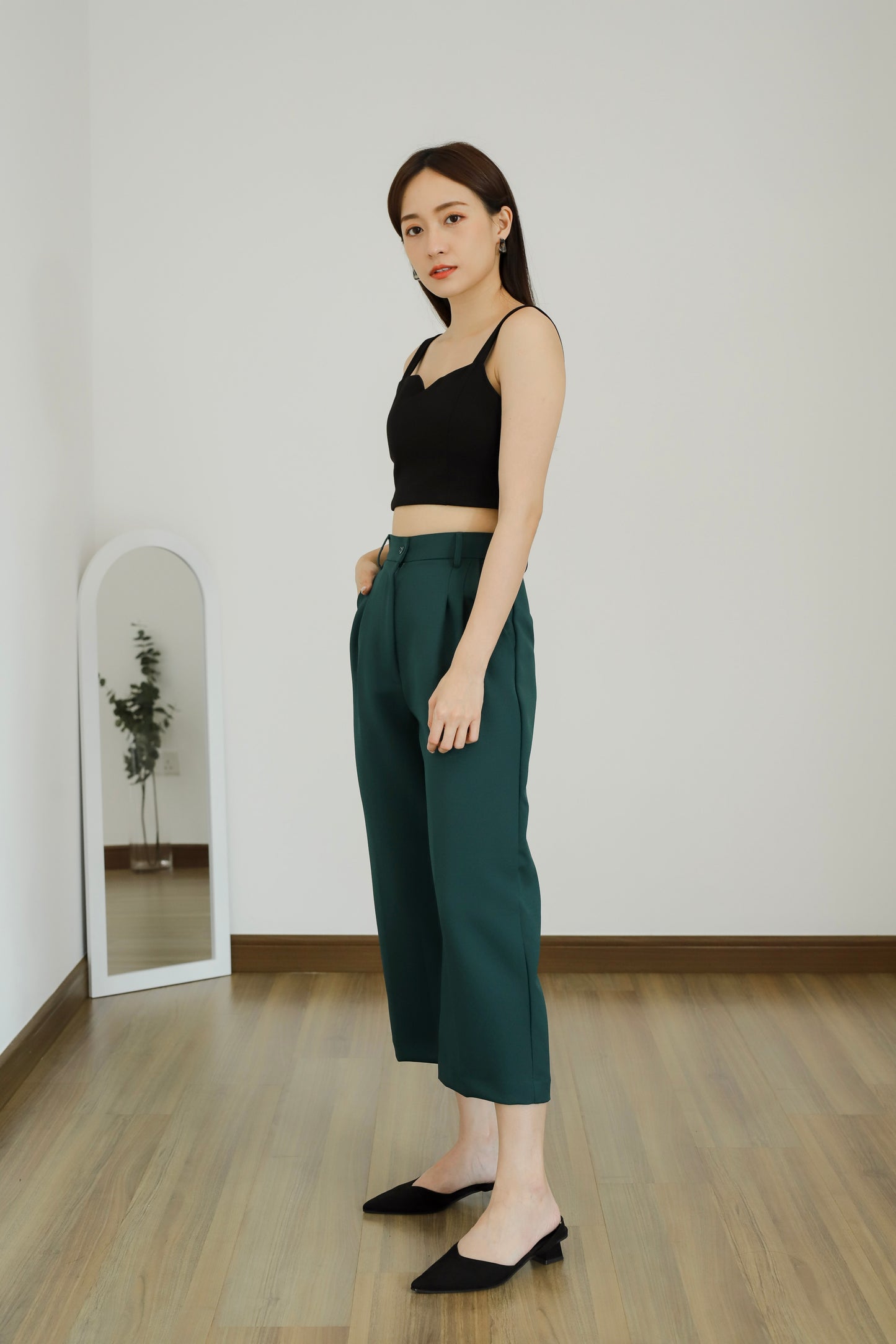 Vera Cropped Tank Top - Black