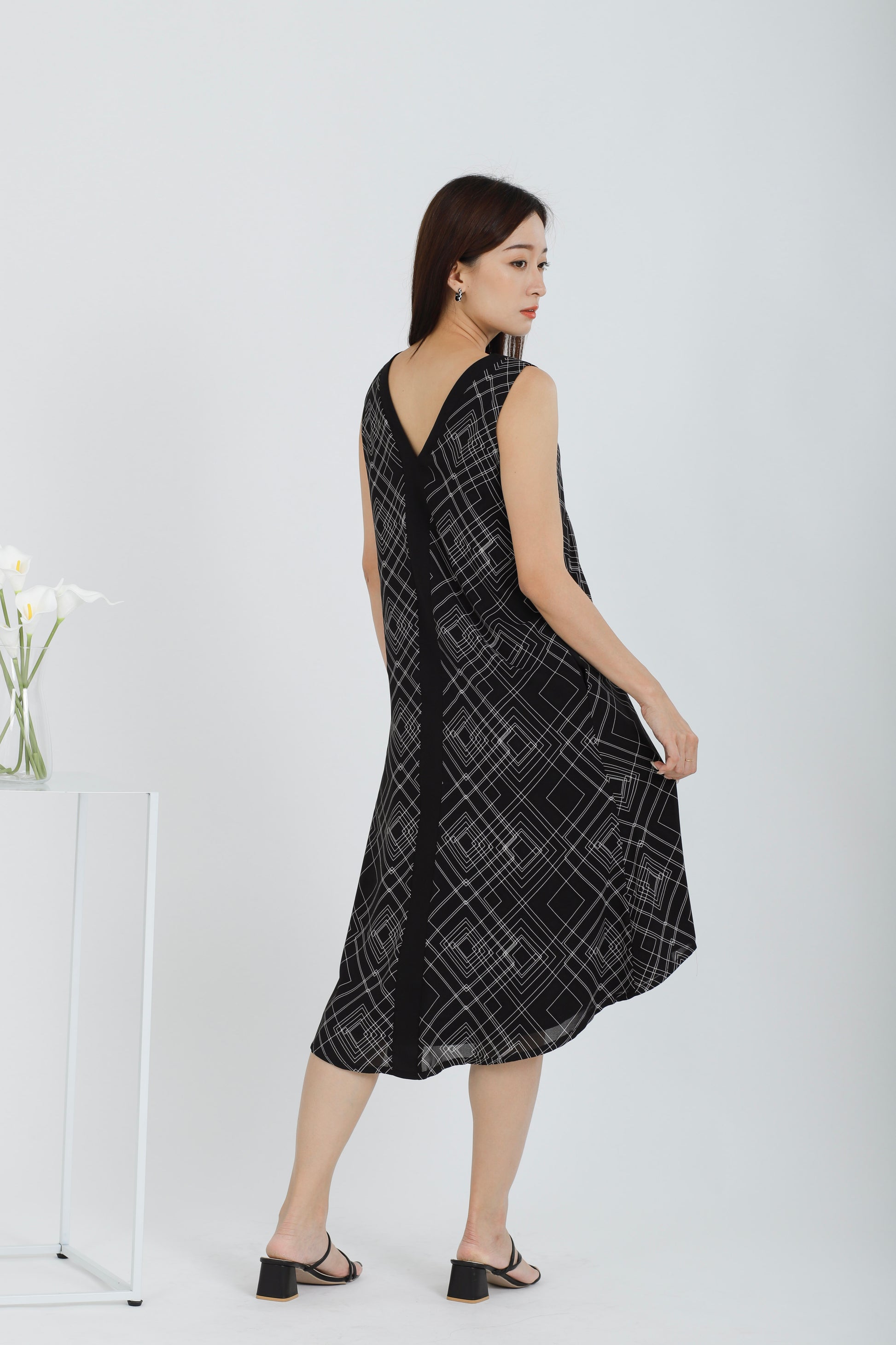 Rei Printed Shift Dress - Black Abstract