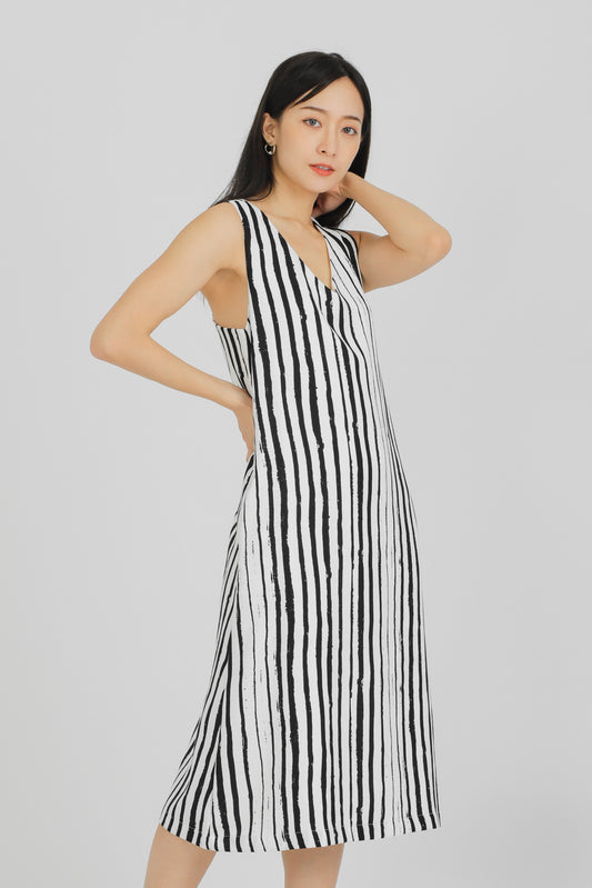 Aerilyn V Neck Shift Dress - Black