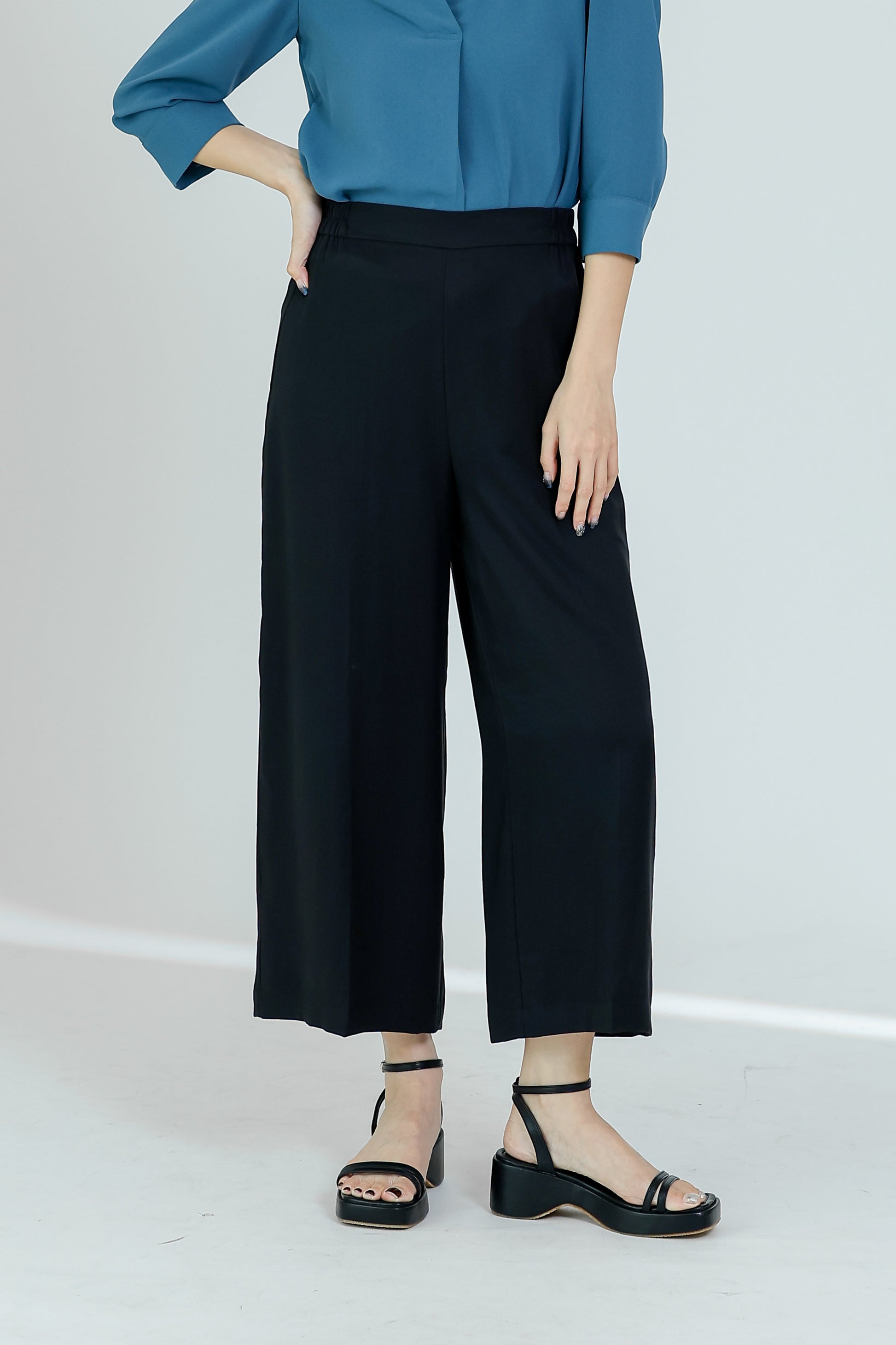 Lacu Side Elastic Cropped Pant - Black